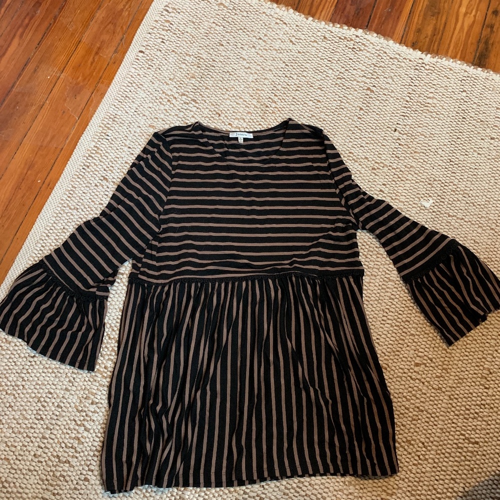 Jodifl super cute bell sleeves flowy top. Worn about 4x